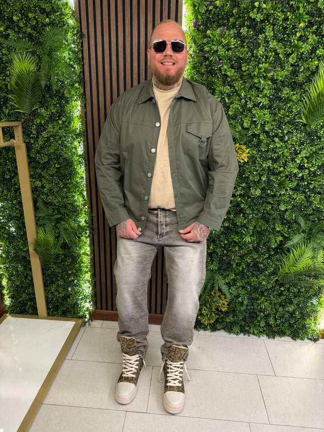 <h2><strong>Compra l’outfit completo</strong></h2>